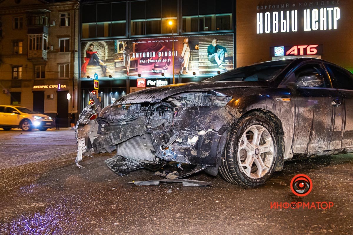Возле "Нового центра" столкнулись автомобили Skoda и Ford Возле "Нового центра" столкнулись автомобили Skoda и Ford