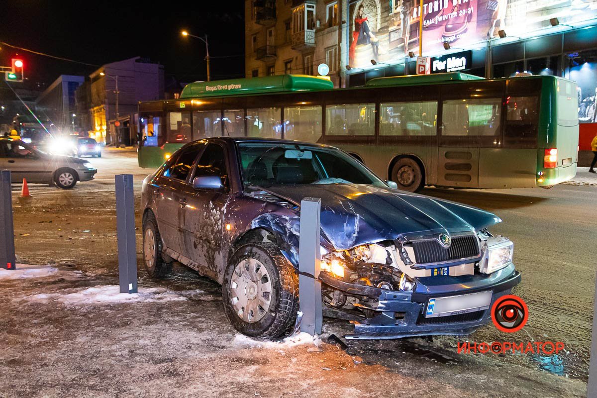 Skoda отбросило на антипарковочные столбики на тротуаре Skoda отбросило на антипарковочные столбики на тротуаре