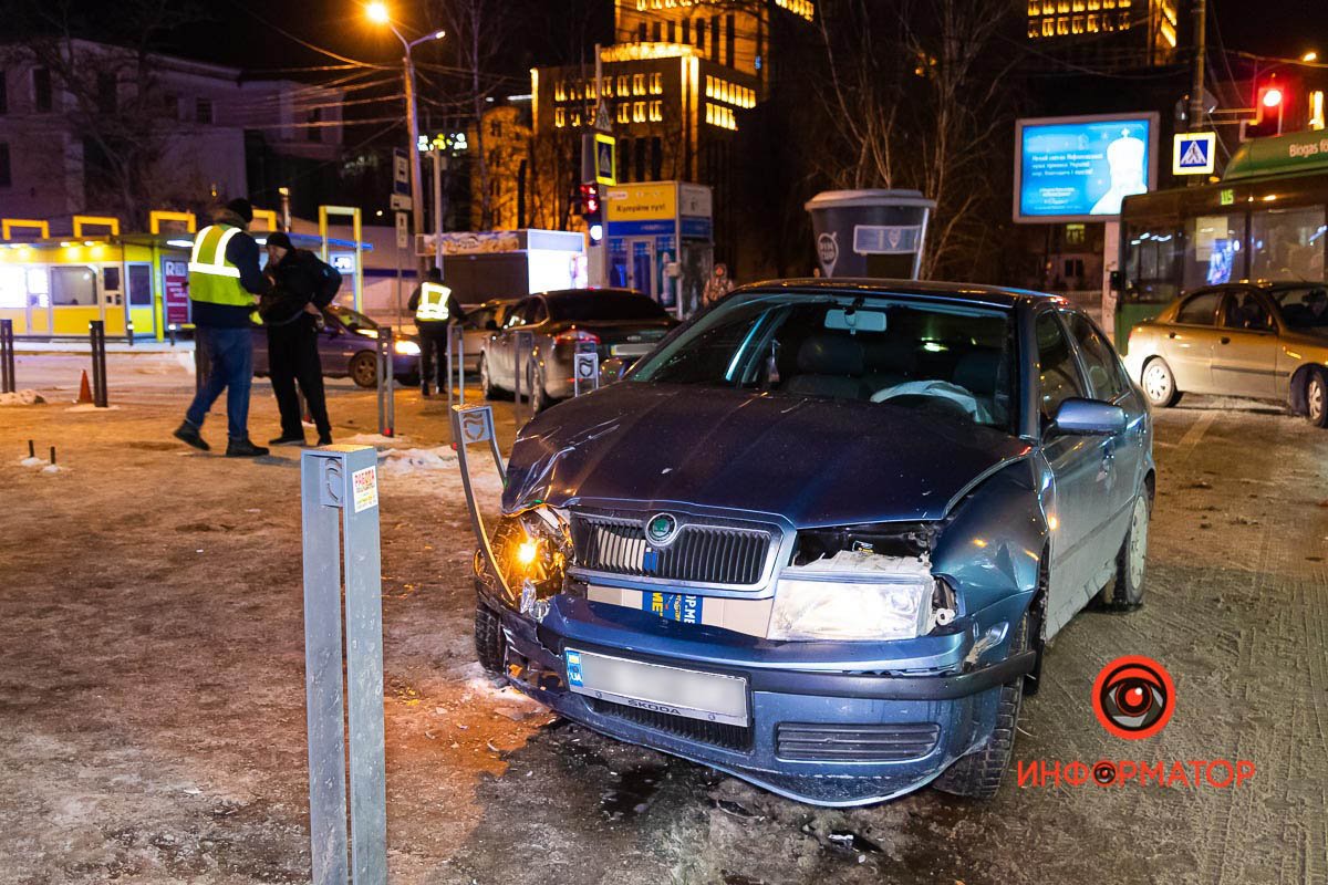 Двоих пасcажиров Skoda забрала скорая Двоих пасcажиров Skoda забрала скорая