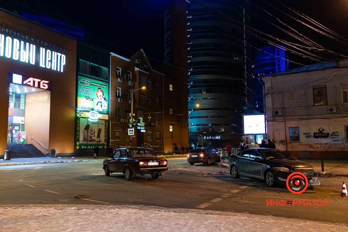 На дороге осколки, заняты 2 полосы на Успенской площади в сторону Коцюбинского На дороге осколки, заняты 2 полосы на Успенской площади в сторону Коцюбинского