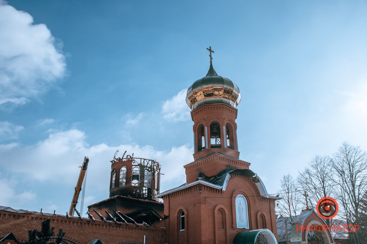 Затем на здание рухнул кран