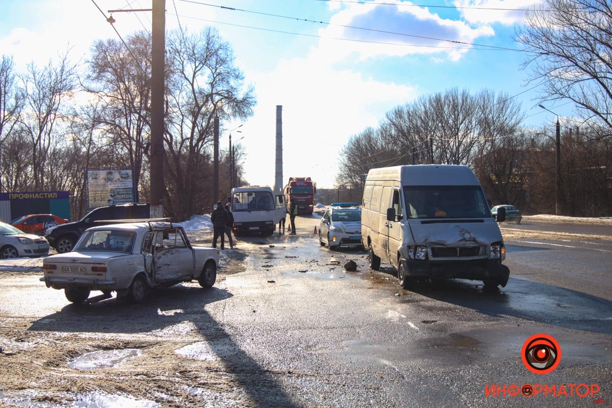 ДТП занимает одну полосу движения по направлению к проспекту Богдана Хмельницкого ДТП занимает одну полосу движения по направлению к проспекту Богдана Хмельницкого