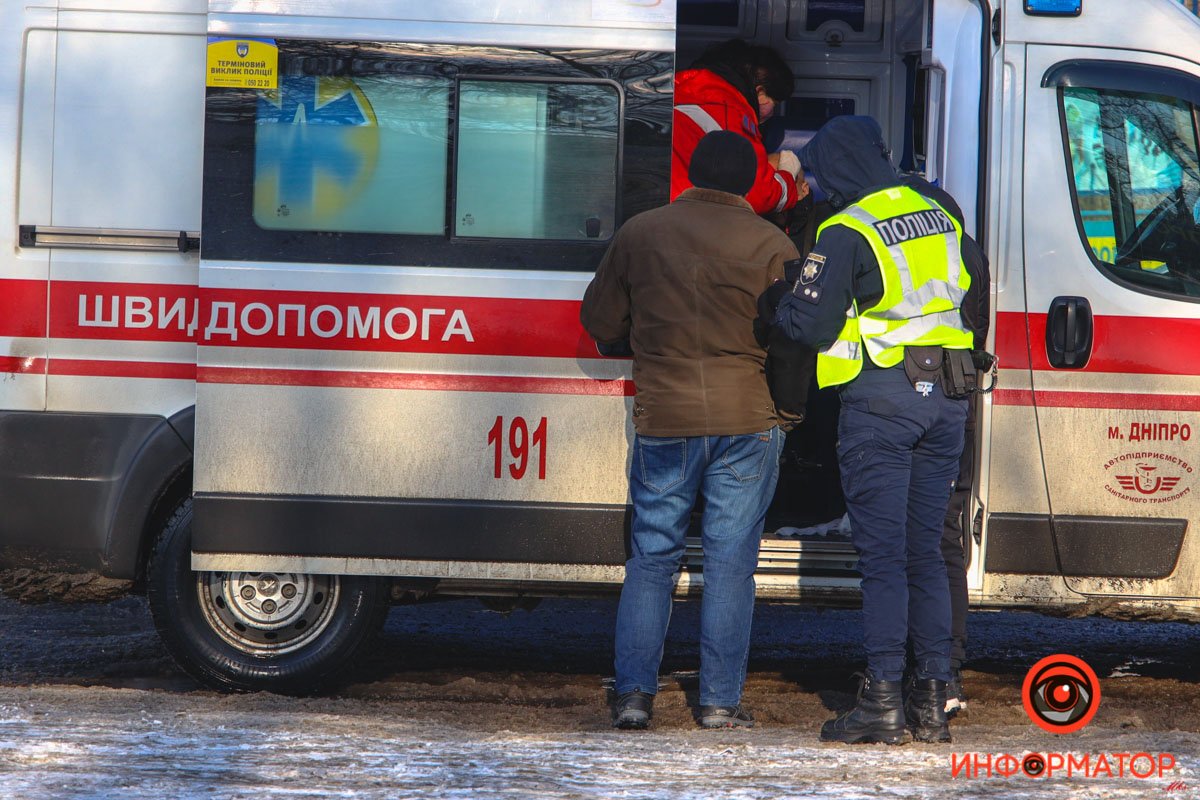 Мужчину и подростка госпитализировали Мужчину и подростка госпитализировали