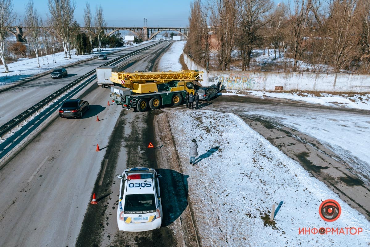 Кран задел легковушку