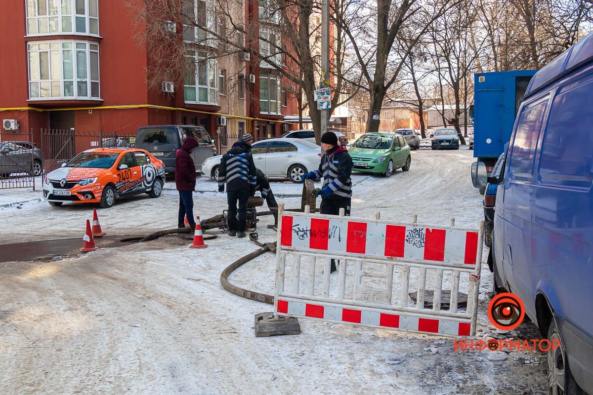 Воду перенаправляют в канализационный коллектор Воду перенаправляют в канализационный коллектор