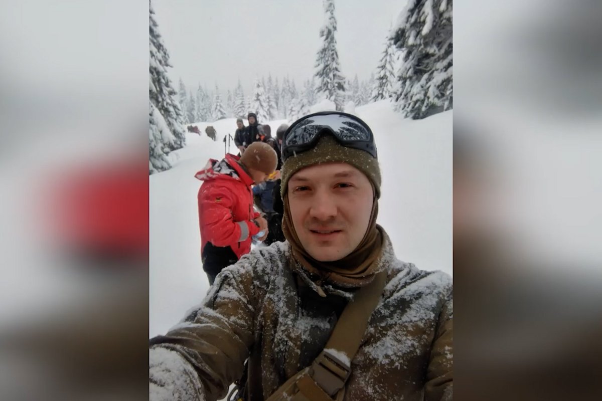 На вершине провели молебен за Украину и литию по погибшим героям На вершине провели молебен за Украину и литию по погибшим героям