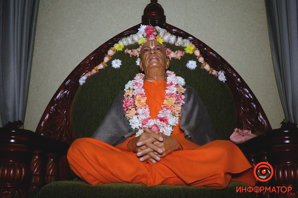 Ведическая культура говорит о том, что каждый человек является душой, а не телом. Правильно сказать: я - душа, а тело моё, но не наоборот. Ведическая культура говорит о том, что каждый человек является душой, а не телом. Правильно сказать: я - душа, а тело моё, но не наоборот.