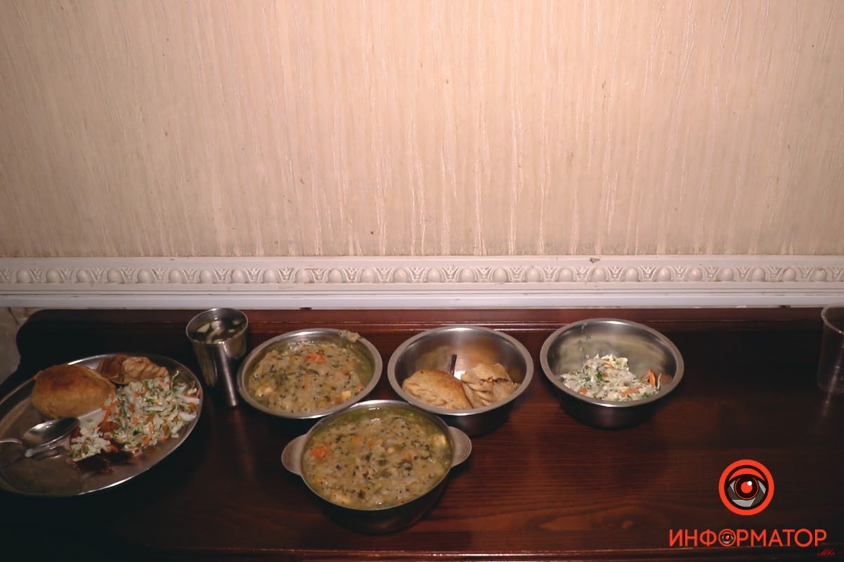 В Обществе сознания Кришны в Днепре есть благотворительные фонды. Один из них, «Пища жизни», более 20 лет 5 раз в неделю кормит нуждающихся. В Обществе сознания Кришны в Днепре есть благотворительные фонды. Один из них, «Пища жизни», более 20 лет 5 раз в неделю кормит нуждающихся.