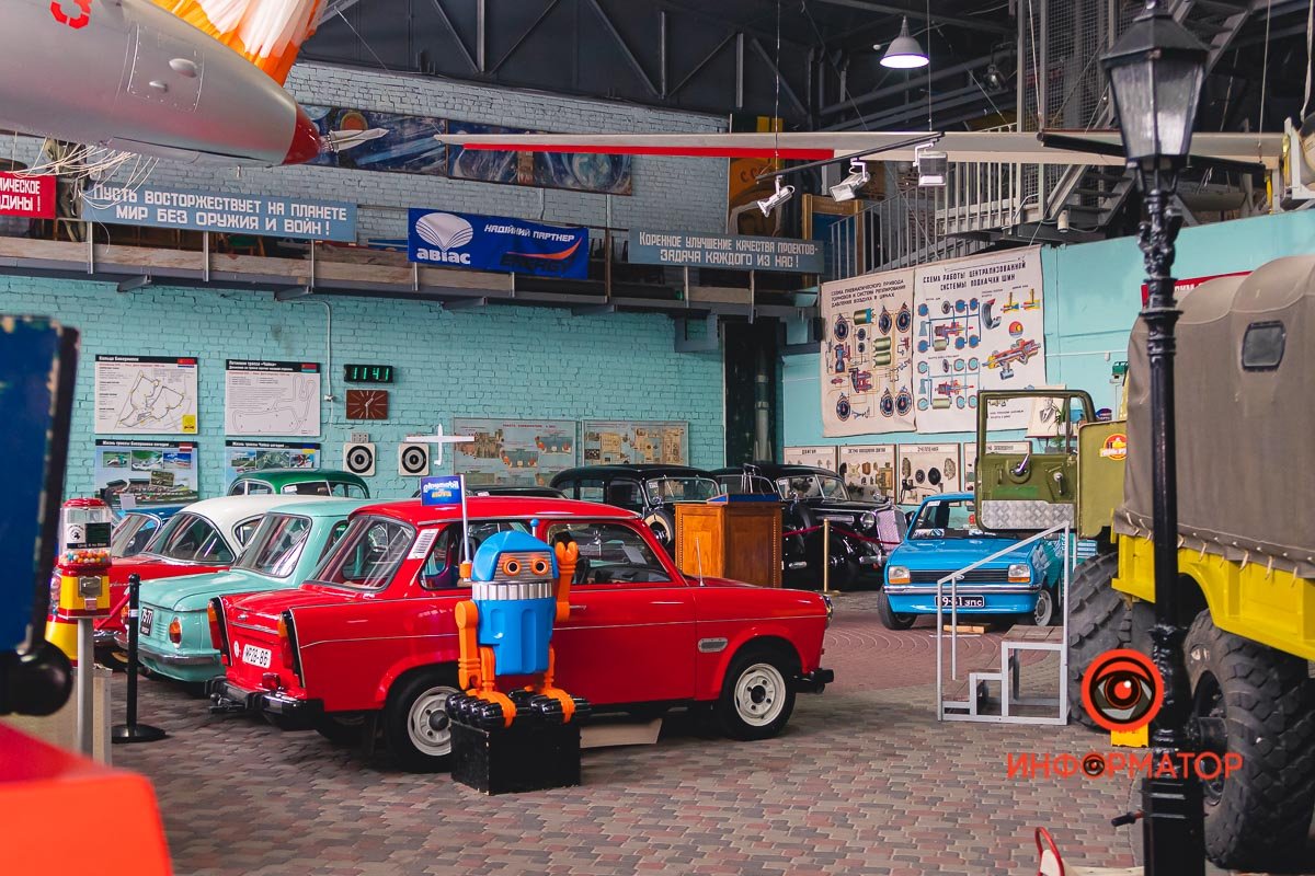 Здесь экспонируются автомобили их коллекции Михаила и других коллекционеров