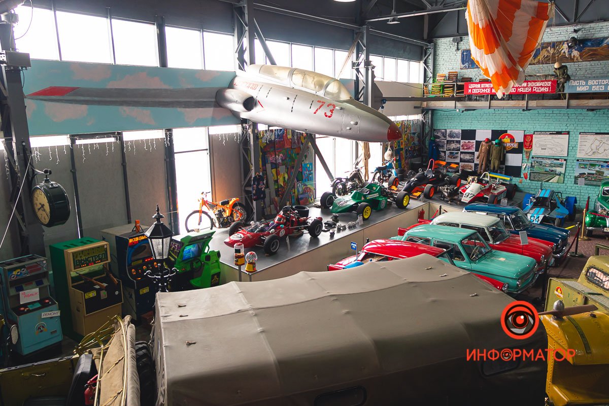 Часть самолета в стене - дань детскому увлечению Михаила