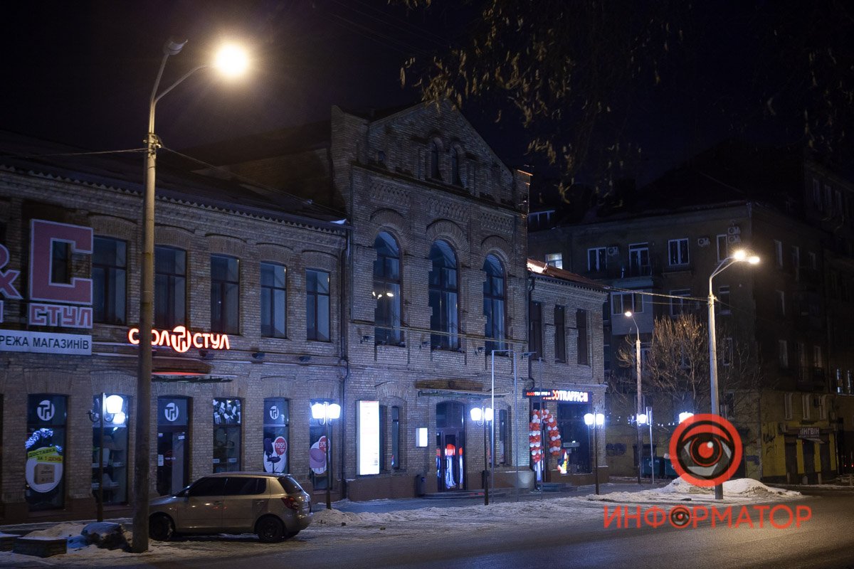 А это здание построили в 1910 году, здесь было Коммерческое училище