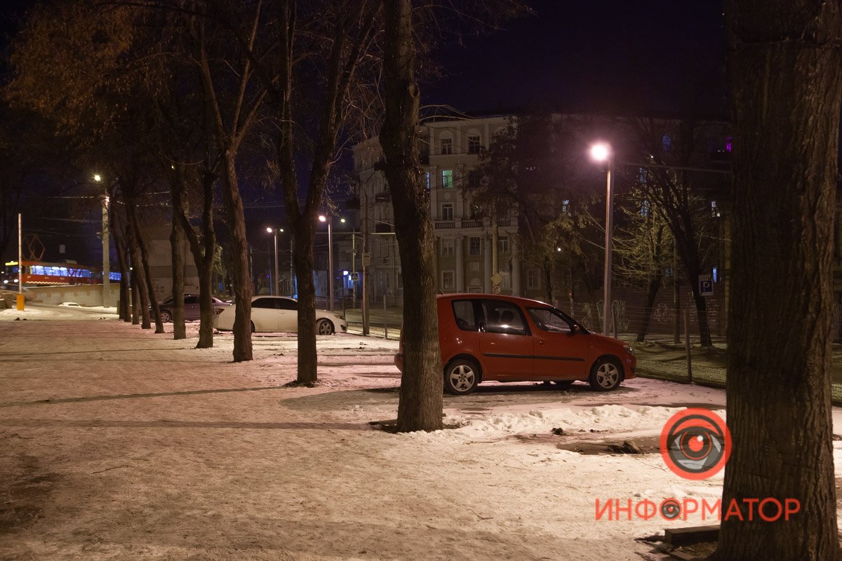 Замечайте детали: трамвай вдалеке, полукруглые здания, отсутствие людей