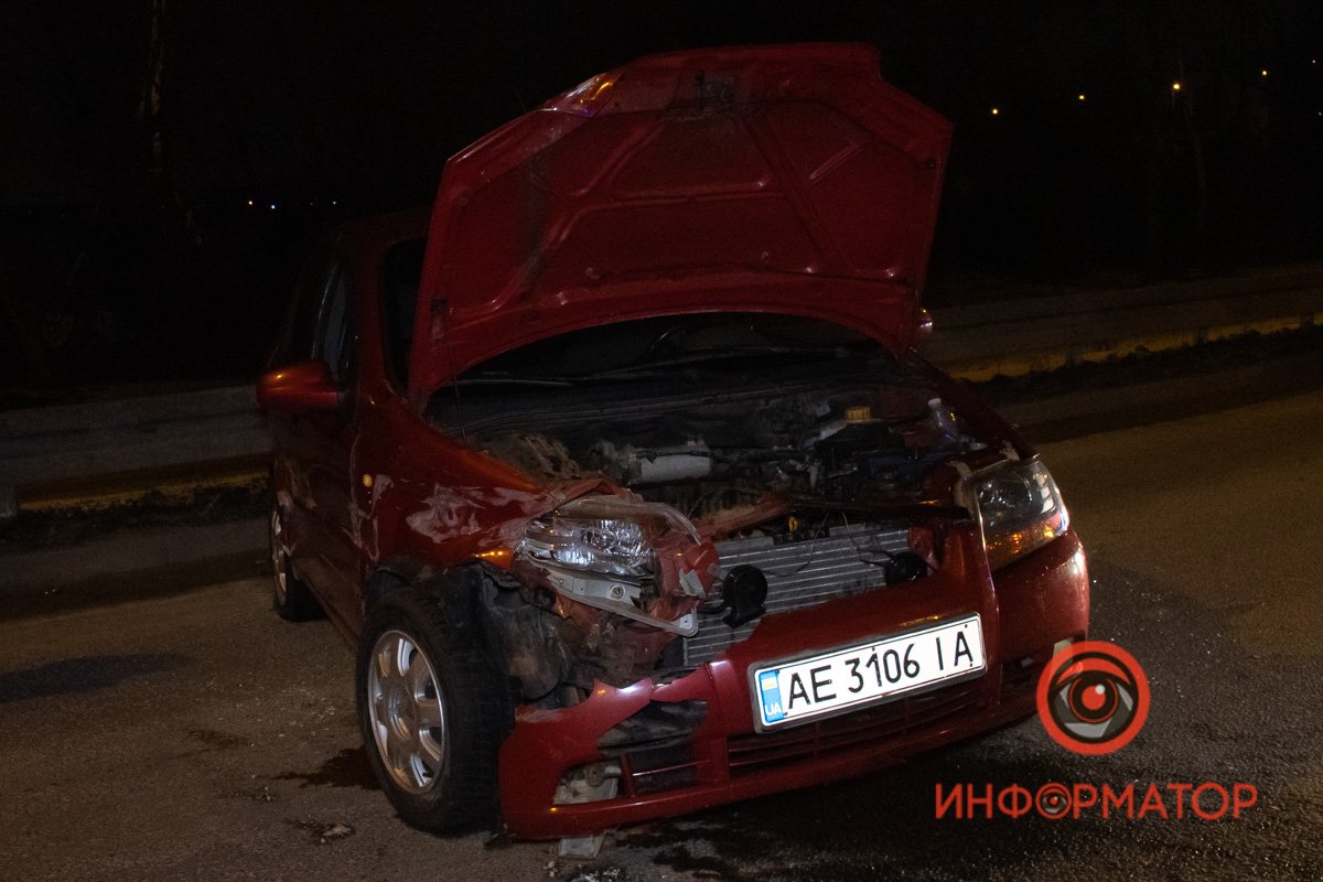 Chevrolet уходил от погони и влетел в отбойник