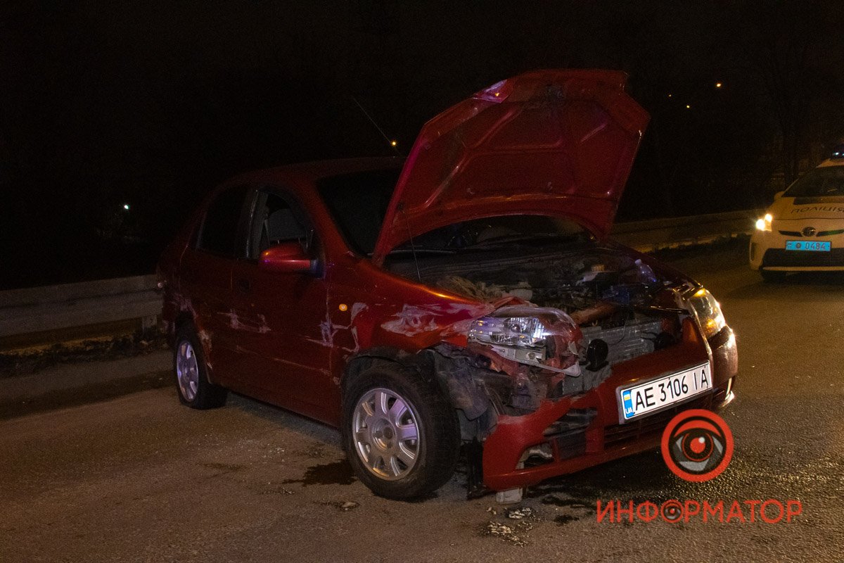 В Днепре на Набережной Заводской Chevrolet после двух ДТП уходил от  полицейских и влетел в отбойник