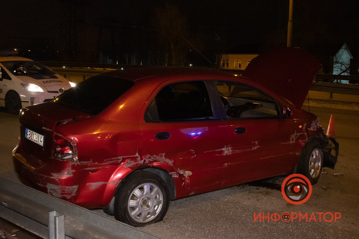 Сначала Chevrolet ударил автомобиль на Троицкой площади, а затем - машину патрульных на Сичеславской Набережной