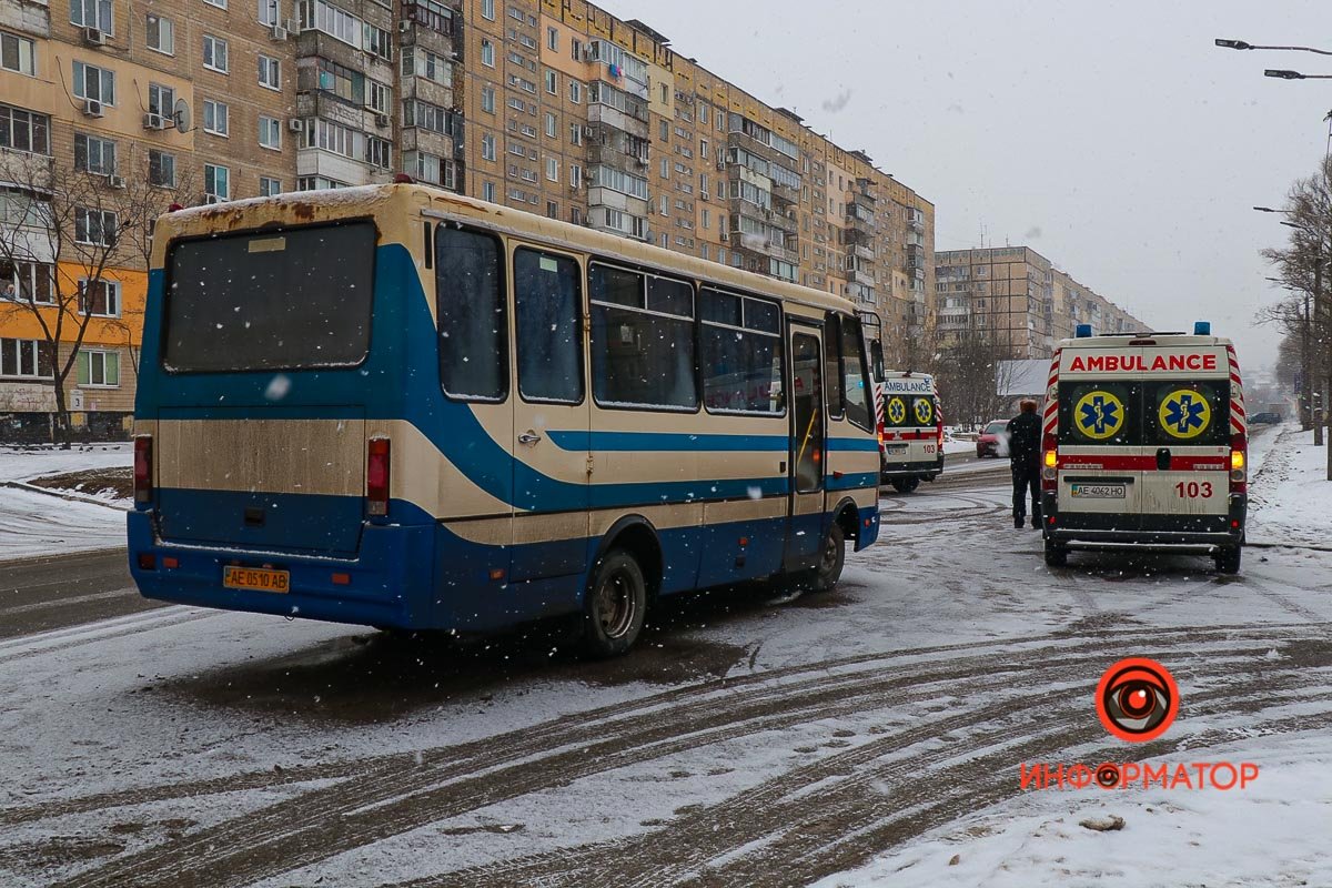 На Метростроевской автобус сбил двух женщин На Метростроевской автобус сбил двух женщин