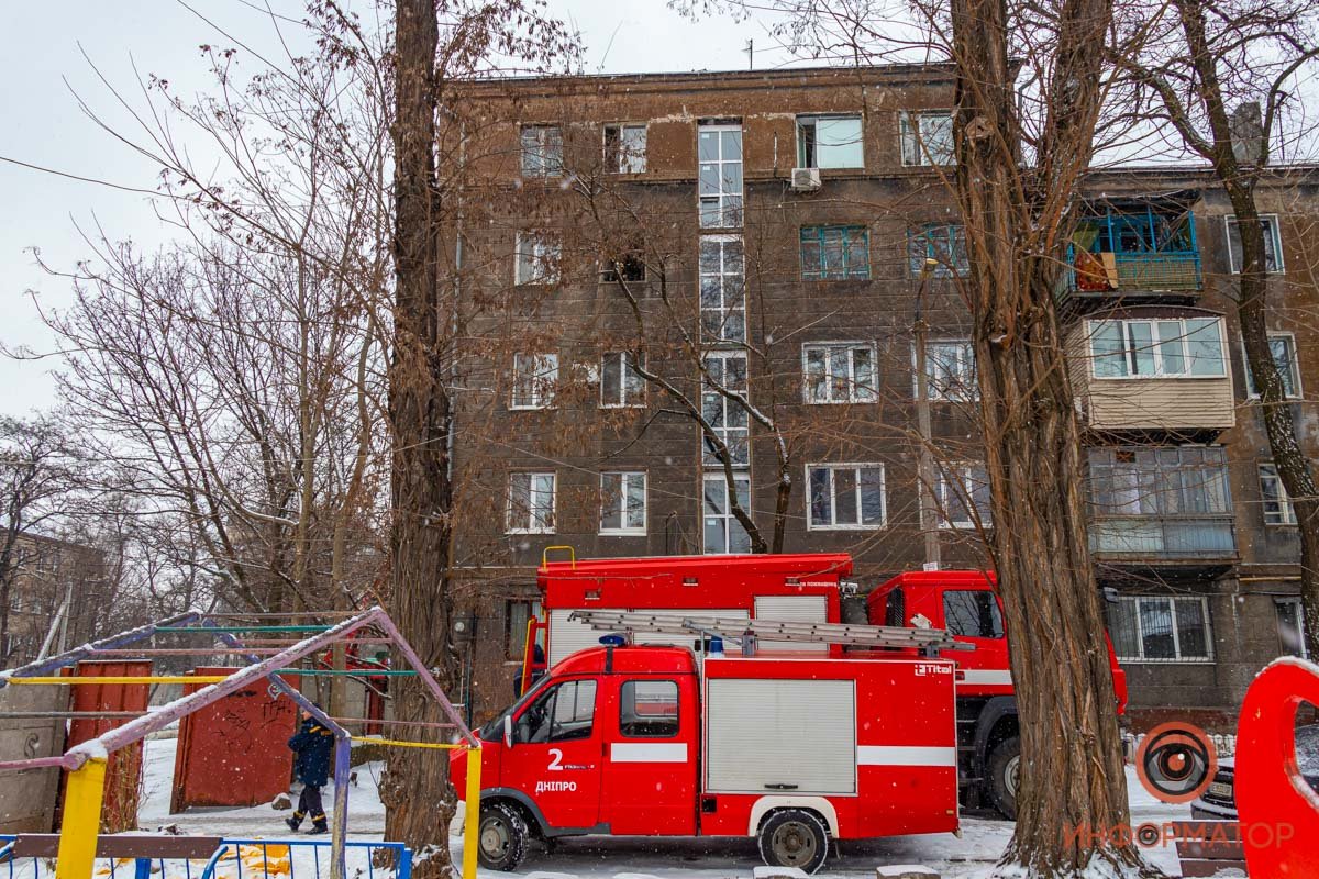 Чтобы попасть в квартиру спасателям пришлось выламывать дверь Чтобы попасть в квартиру спасателям пришлось выламывать дверь