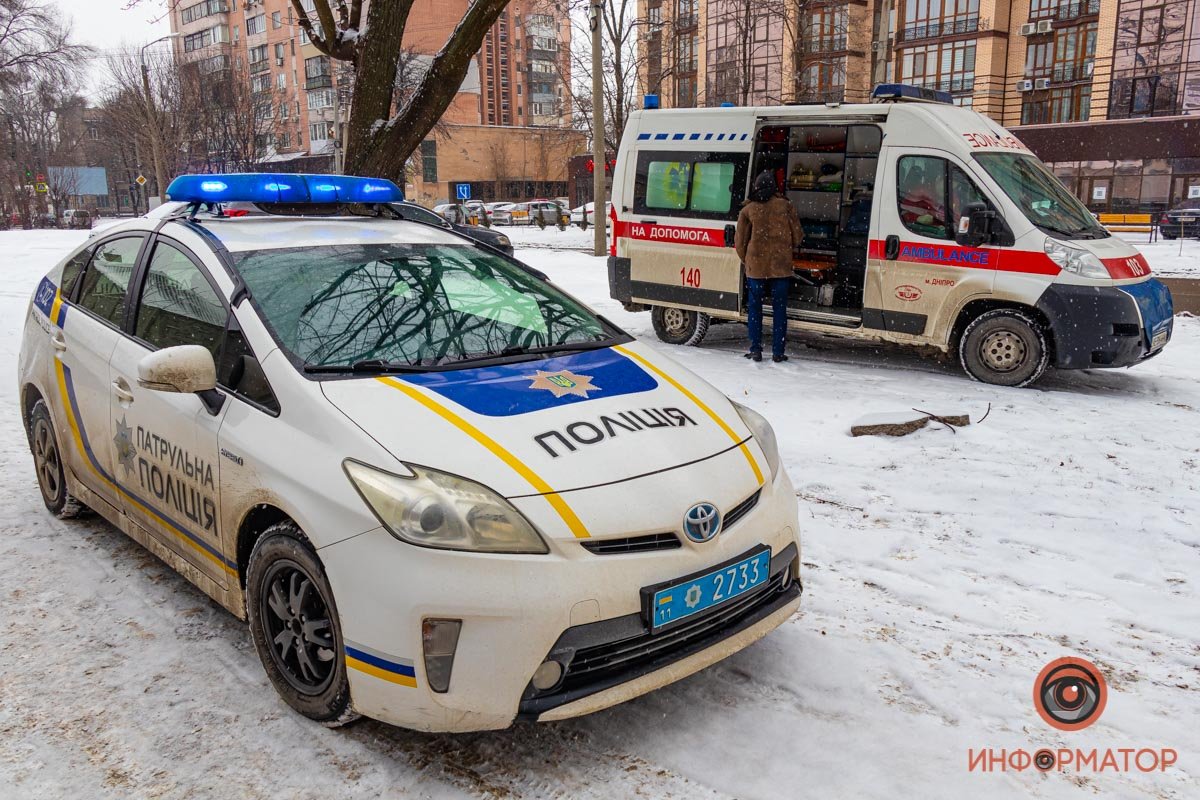К месту направили наряд полиции, бригаду ГСЧС и скорую помощь К месту направили наряд полиции, бригаду ГСЧС и скорую помощь