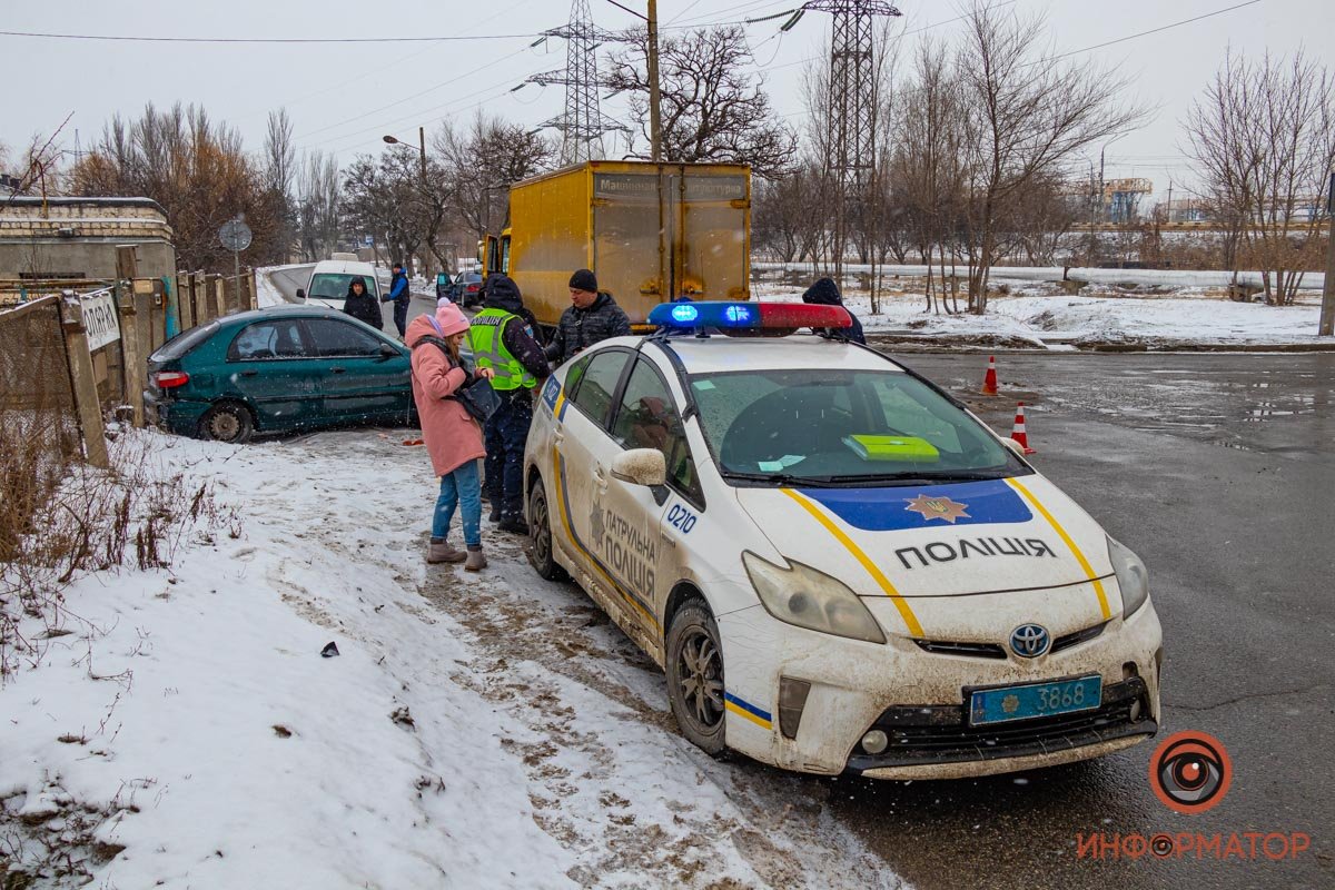 На месте работает патрульный экипаж и следователь по ДТП На месте работает патрульный экипаж и следователь по ДТП