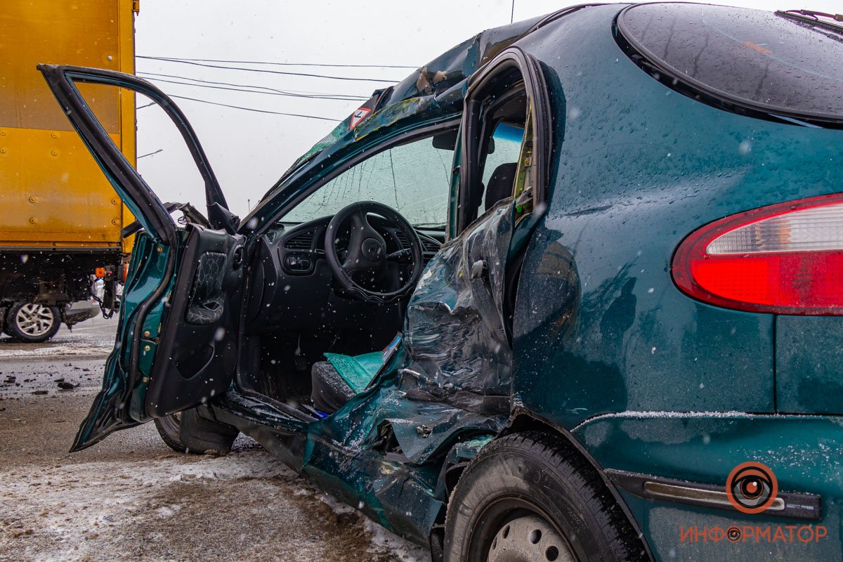 Мужчина, который был за рулем легковушки, в тяжелом состоянии Мужчина, который был за рулем легковушки, в тяжелом состоянии