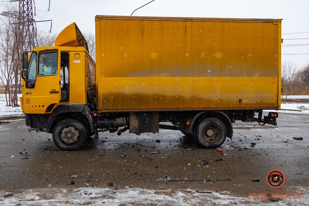 Объезжать место аварии приходится по встречной полосе движения Объезжать место аварии приходится по встречной полосе движения