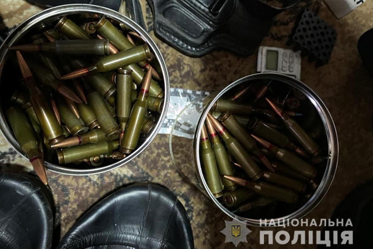 Житель Днепра хранил дома автомат Калашникова и боеприпасы Житель Днепра хранил дома автомат Калашникова и боеприпасы