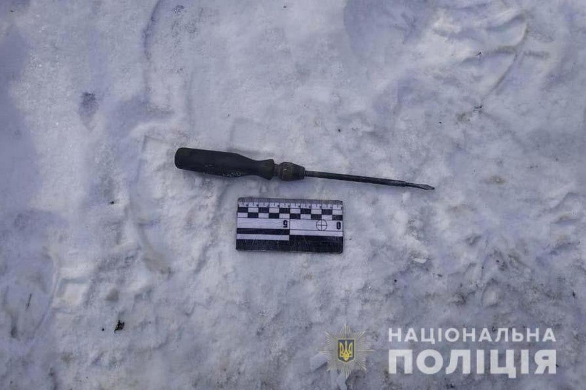 Он разбил окно и проник в дом Он разбил окно и проник в дом