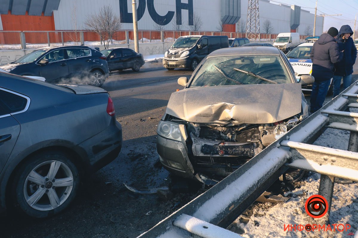 Nissan врезался в Volkswagen и отлетел в отбойник