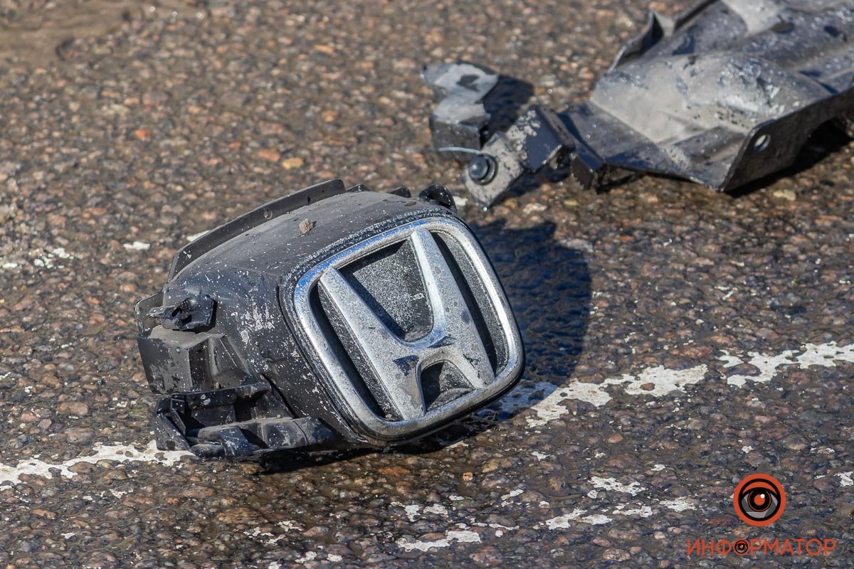 Столкнулись Mitsubishi и Honda Столкнулись Mitsubishi и Honda