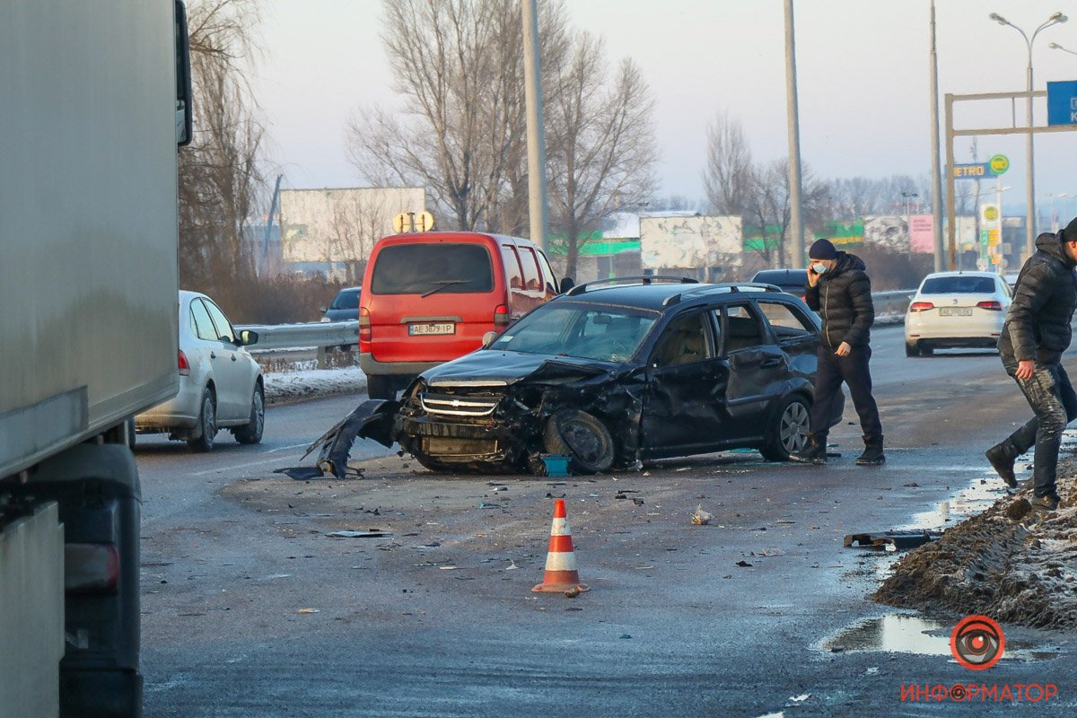На выезде из Днепра случилась авария с участием ВАЗ, KIA и Chevrolet