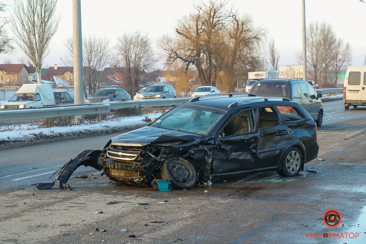 Очевидцы сообщают, что Chevrolet и ВАЗ столкнулись на перекрестке, когда один из них поворачивал