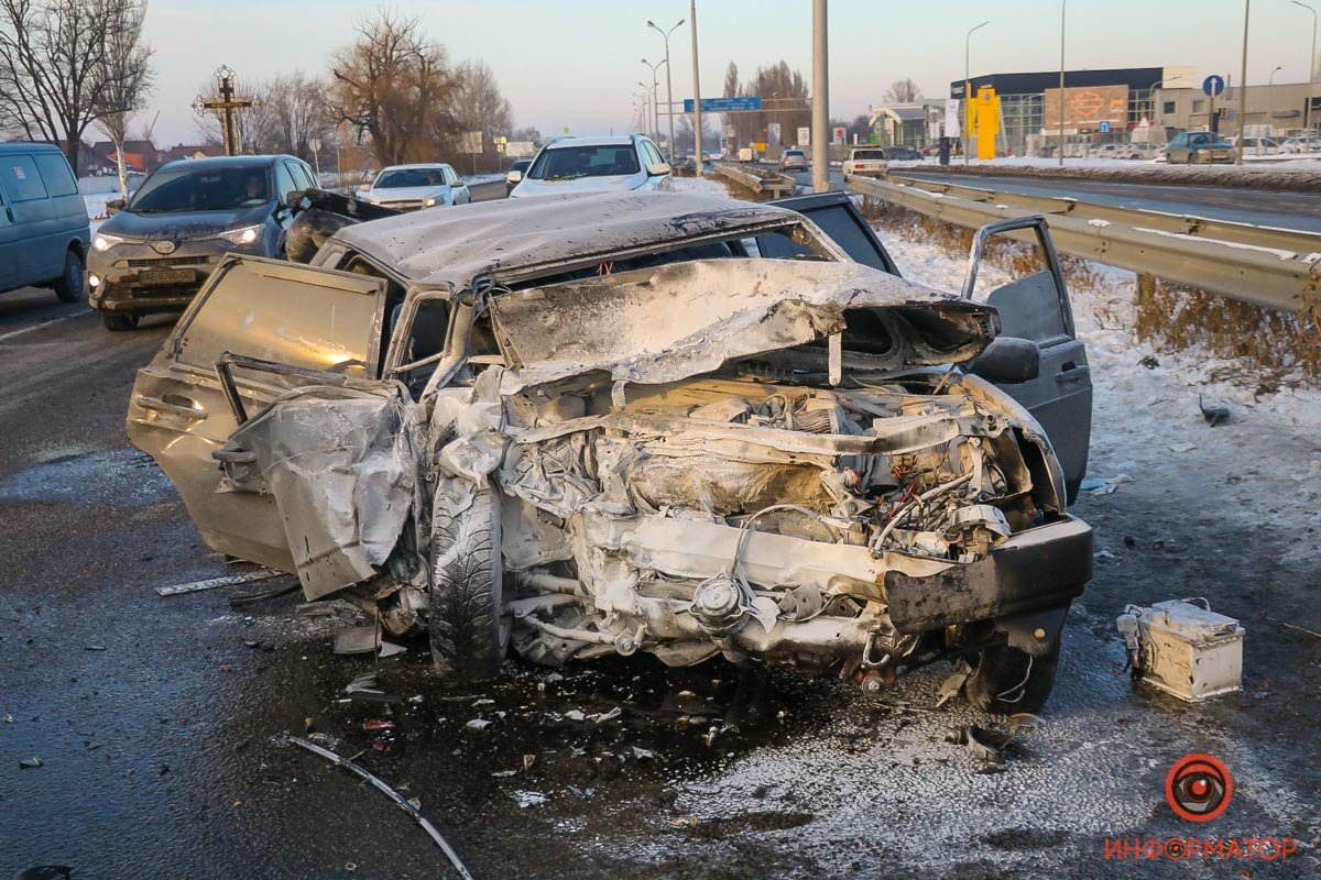 После столкновения автомобиль ВАЗ загорелся