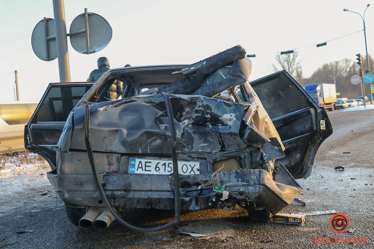 Спасатели оперативно потушили возгорание и помогли достать водителя из поврежденного авто