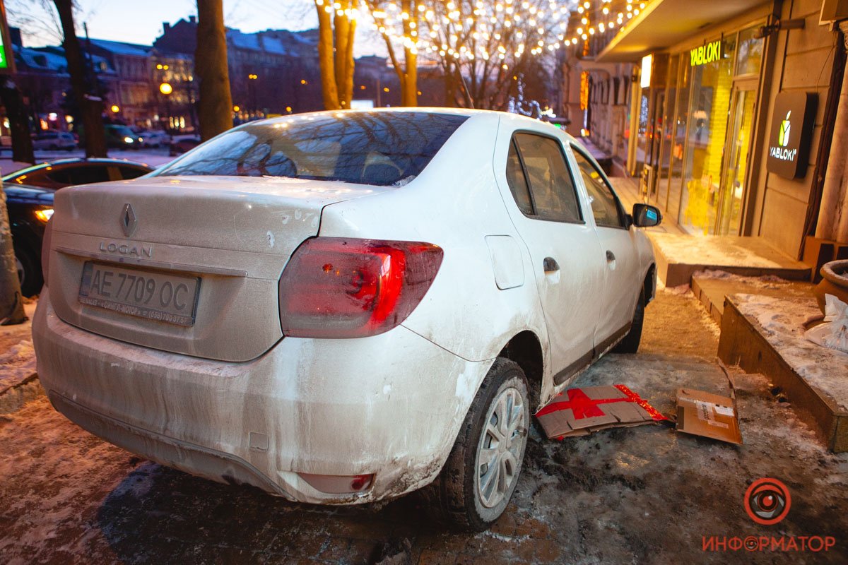 В центре Днепра Renault задел пешеходов и заехал на тротуар 1