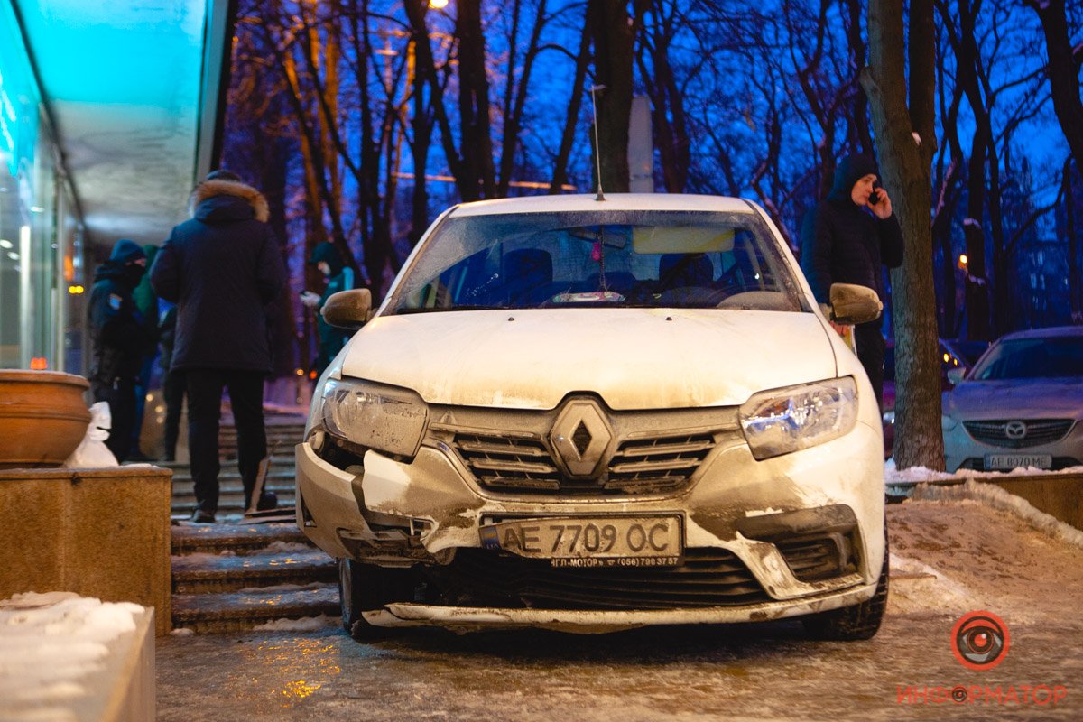 В центре Днепра Renault задел пешеходов и заехал на тротуар 2