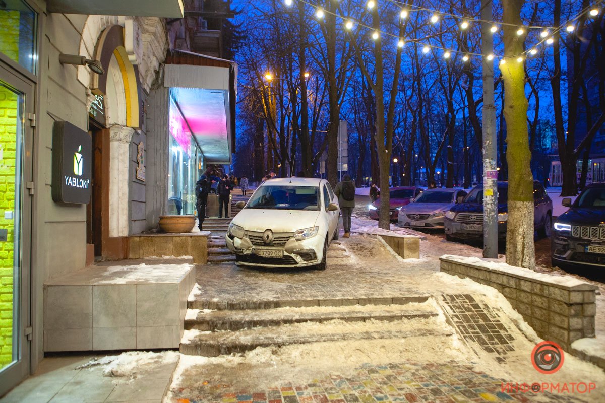 В центре Днепра Renault задел пешеходов и заехал на тротуар 3