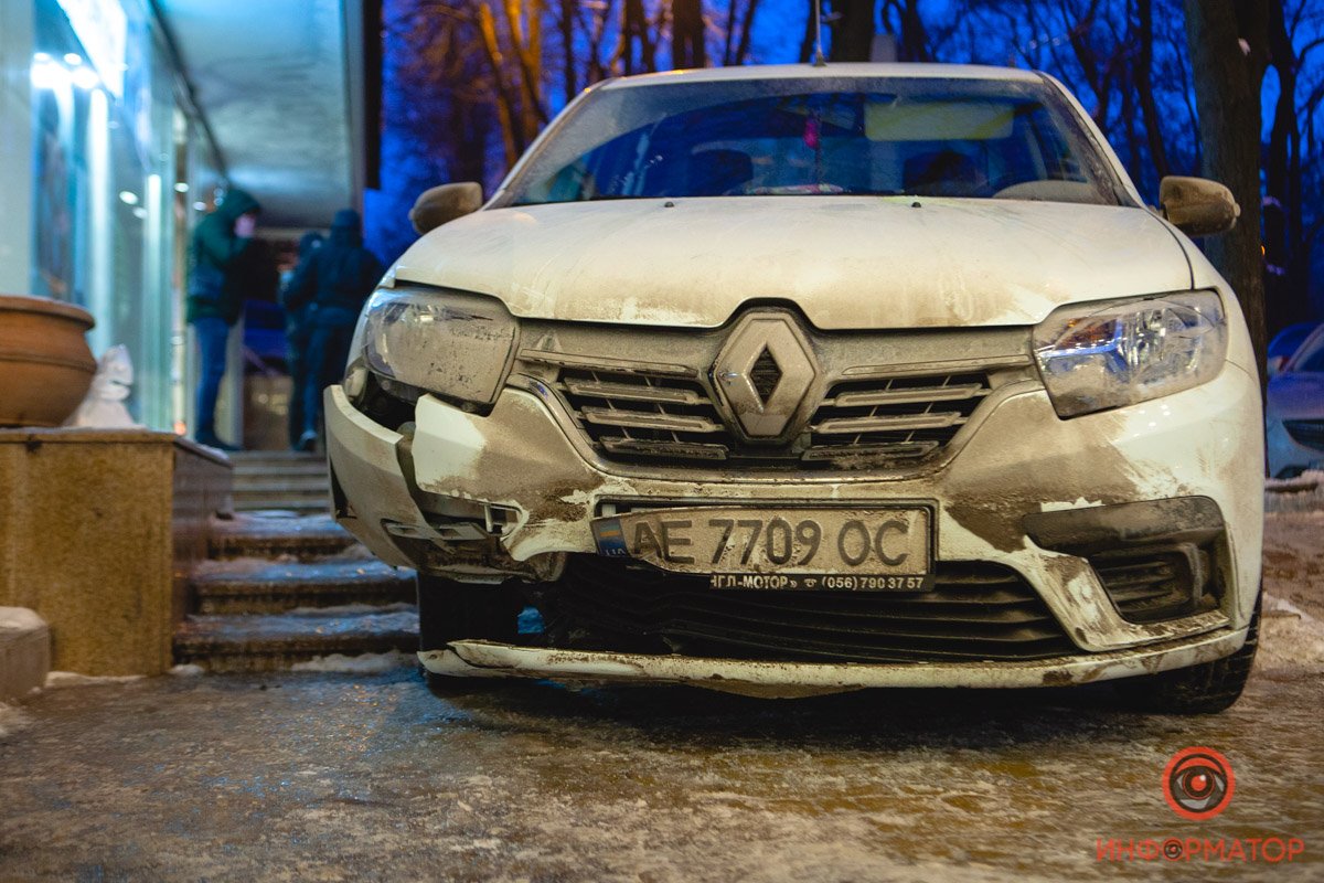 В центре Днепра Renault задел пешеходов и заехал на тротуар 4