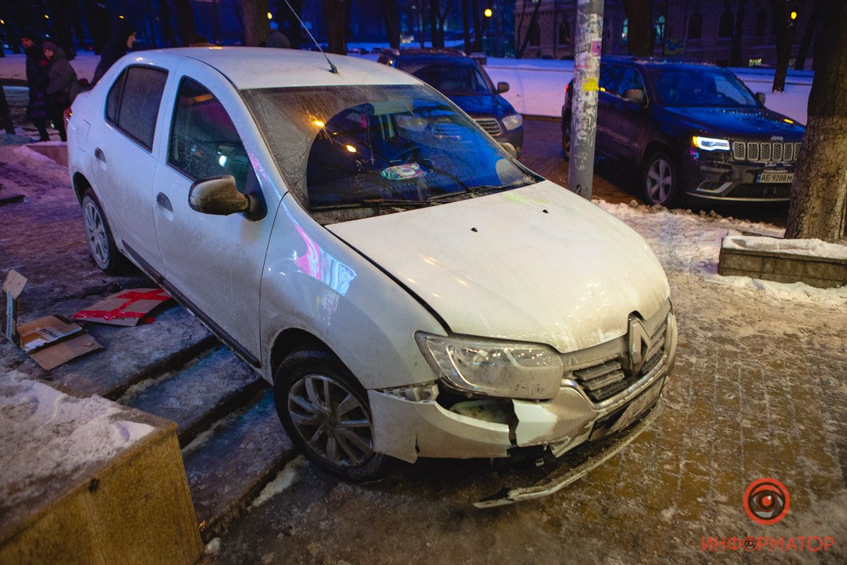 В центре Днепра Renault задел пешеходов и заехал на тротуар 5