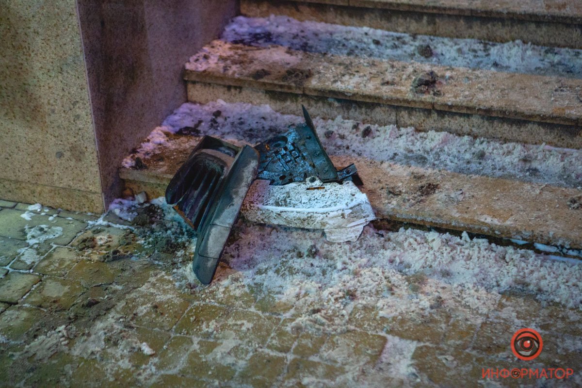 В центре Днепра Renault задел пешеходов и заехал на тротуар 6