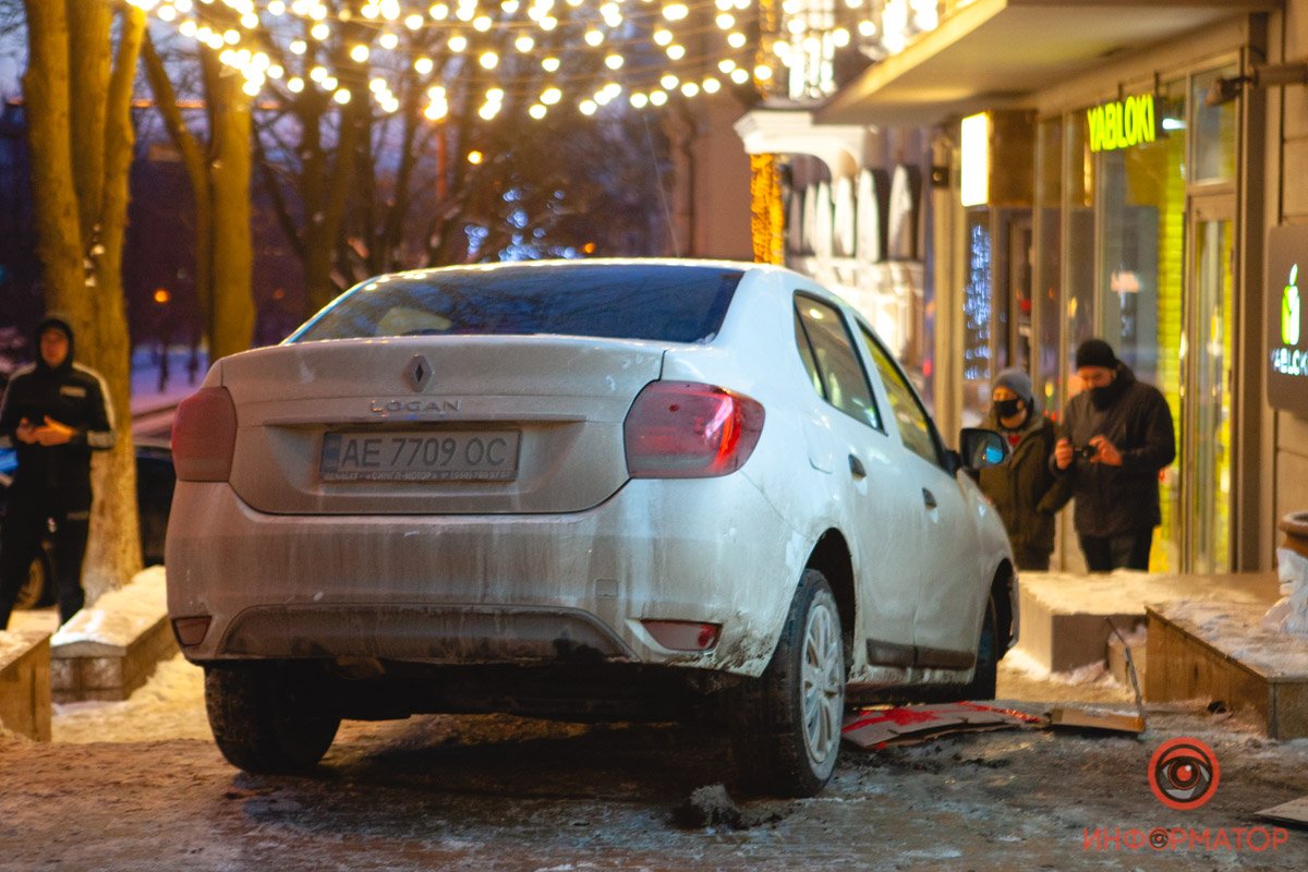 В центре Днепра Renault задел пешеходов и заехал на тротуар 7