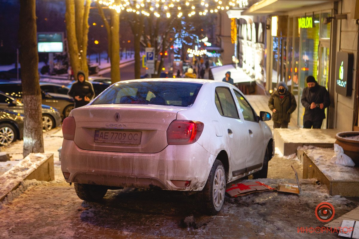 В центре Днепра Renault задел пешеходов и заехал на тротуар 8