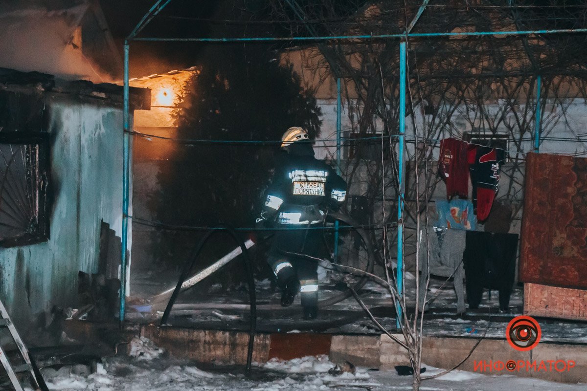 Женщина вывела всех малышей из здания