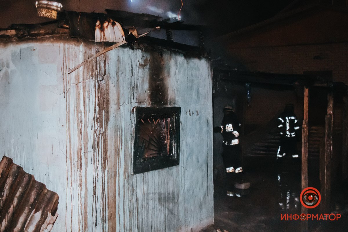 Возле дома стояли несколько автомобилей, оснащенных ГБО