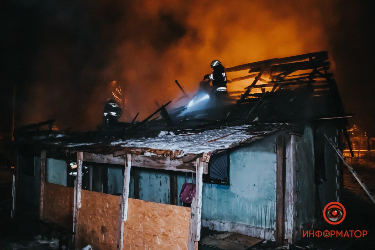 Огонь повредил крышу здания и уничтожил домашнее имущество, включая важные документы