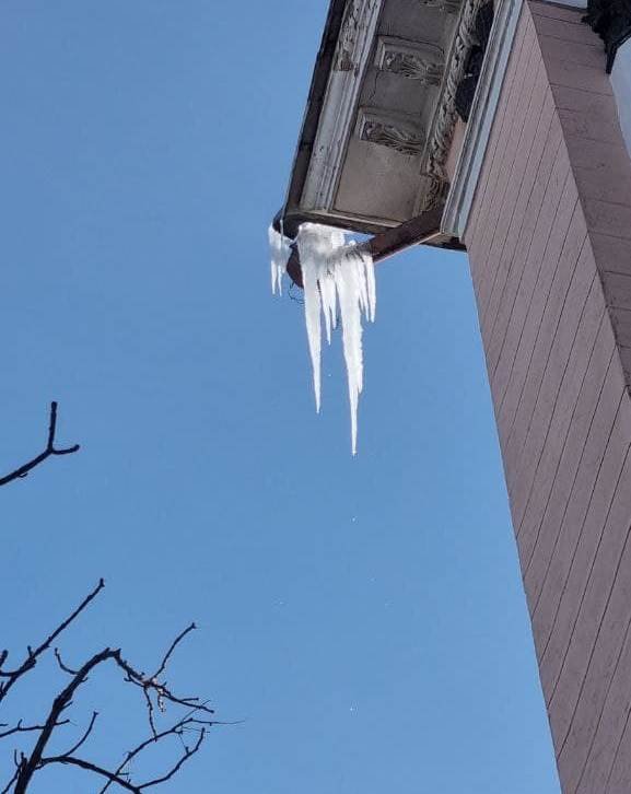 Осторожно — сосульки: В Днепре на тротуар падают ледышки 1