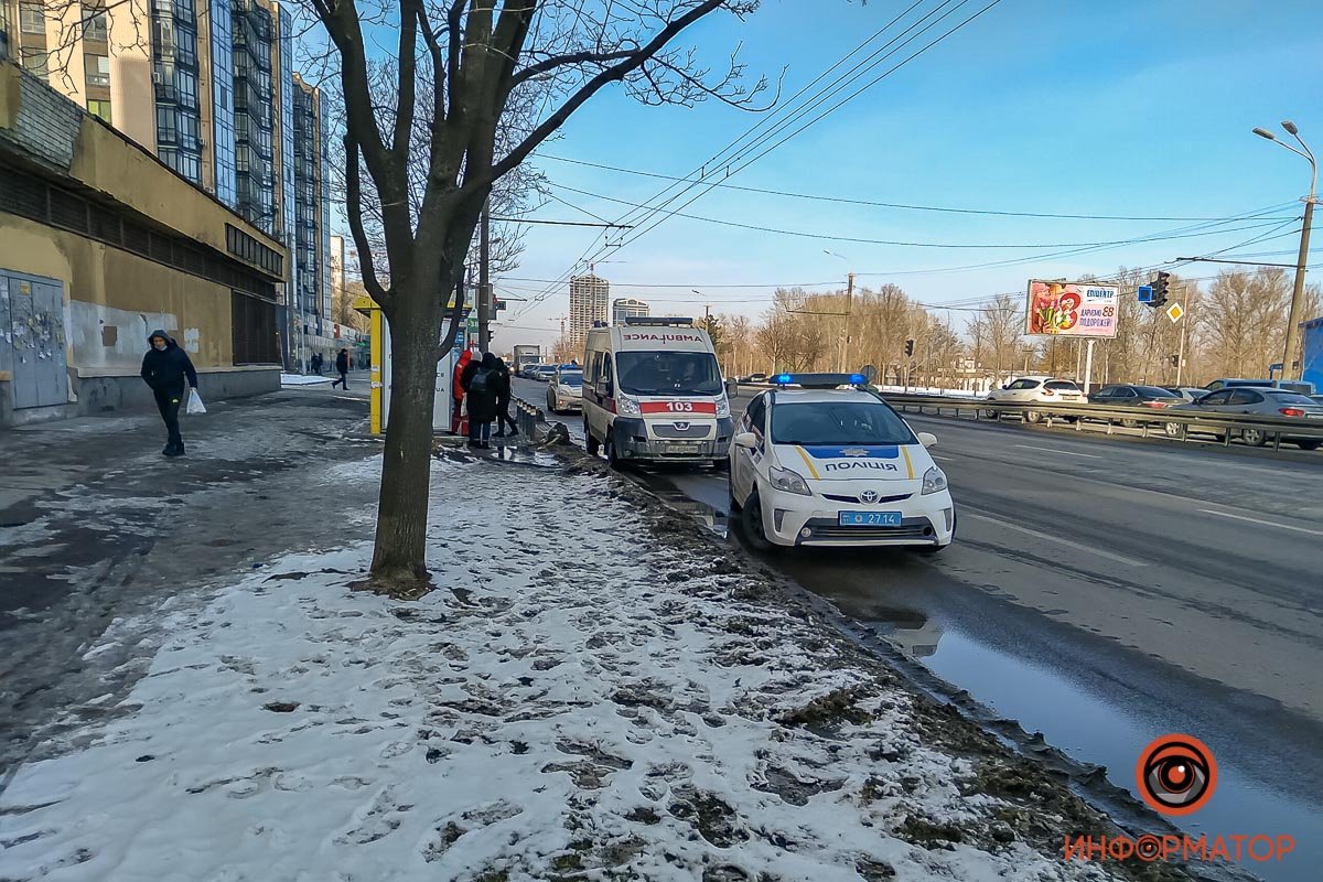 В Днепре на Набережной Победы мужчина бросался с кулаками на медиков скорой 1