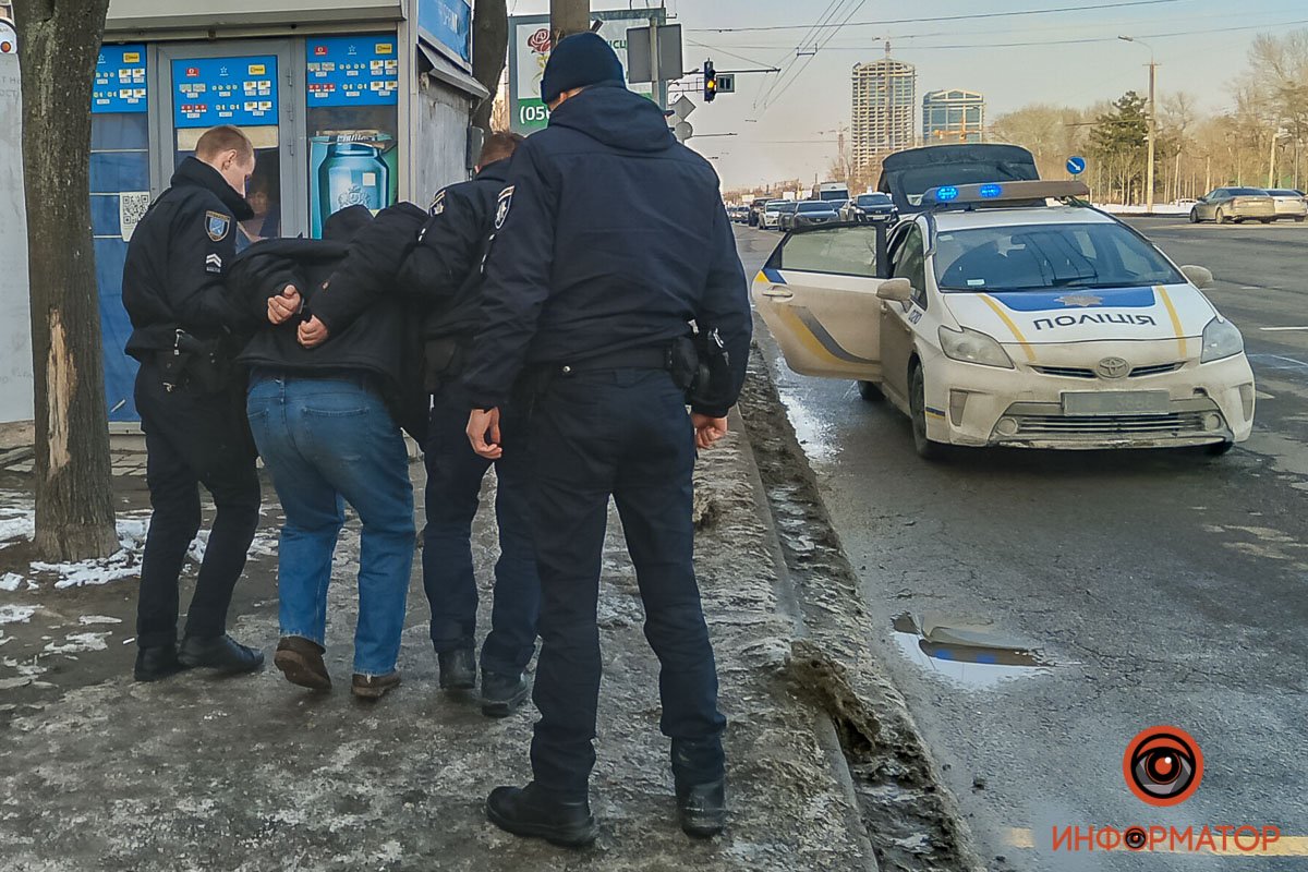 В Днепре на Набережной Победы мужчина бросался с кулаками на медиков скорой 2