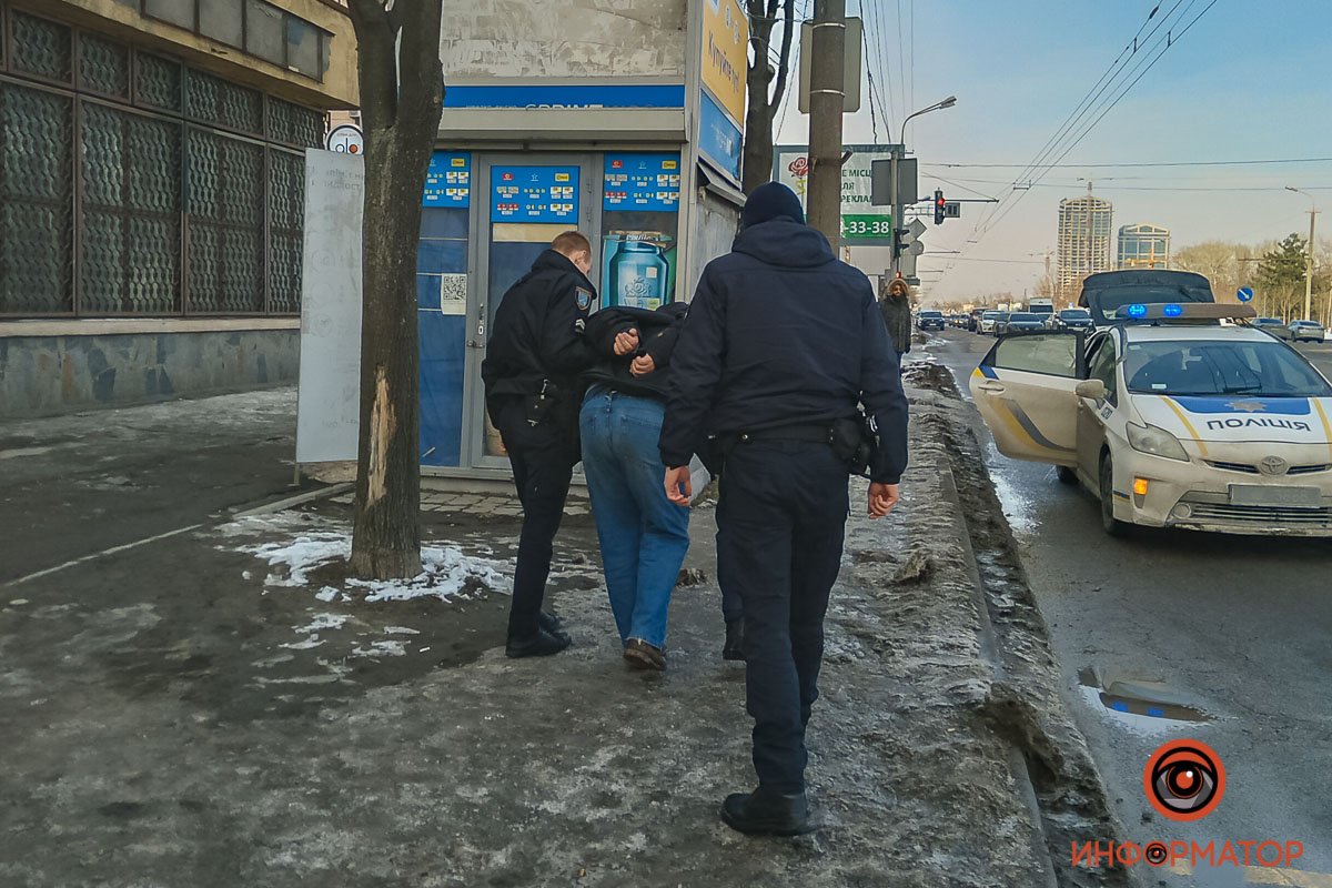 В Днепре на Набережной Победы мужчина бросался с кулаками на медиков скорой 3