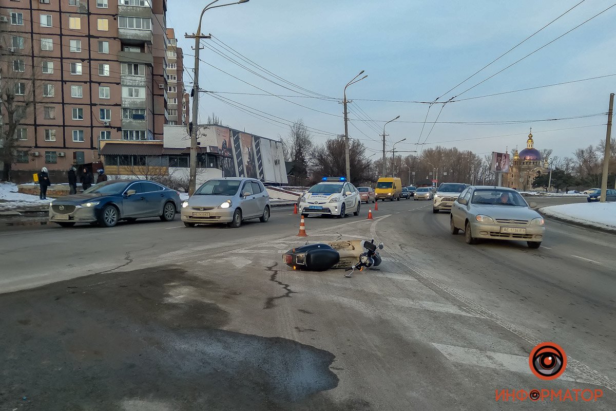 В Днепре на Набережной Победы столкнулись Honda и мопед службы доставки 1