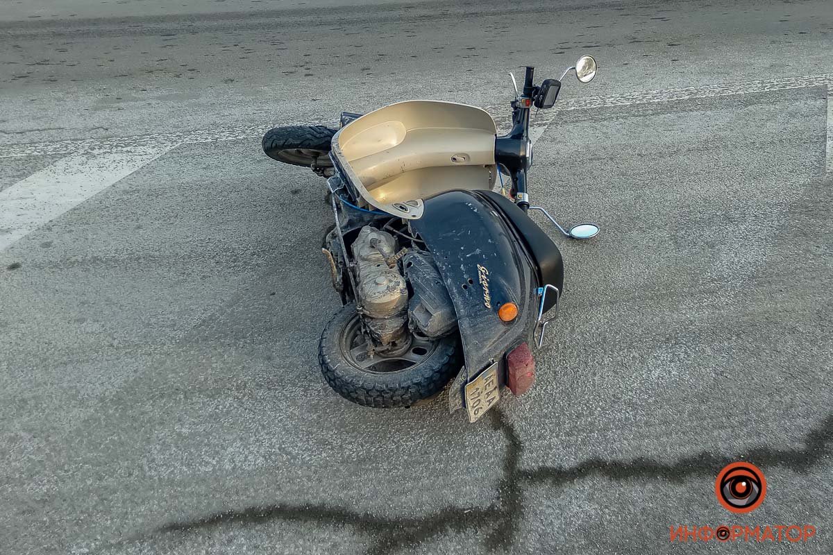 В Днепре на Набережной Победы столкнулись Honda и мопед службы доставки 2